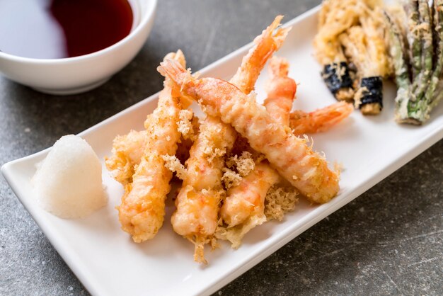 Foto camarones tempura (camarones fritos machacados) con vegetales