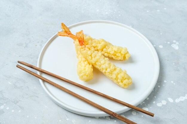 Camarones Tempura en un plato blanco. Entrega de comida de cocina asiática