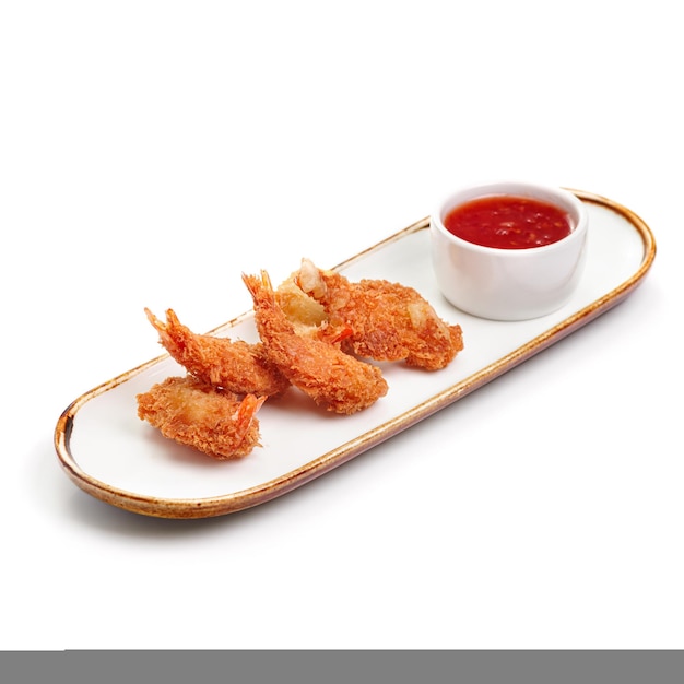 Camarones tempura y salsa de camarones fritos sobre fondo blanco Para el menú del restaurante Condimento de sushi japonés tradicional Alimentación saludable