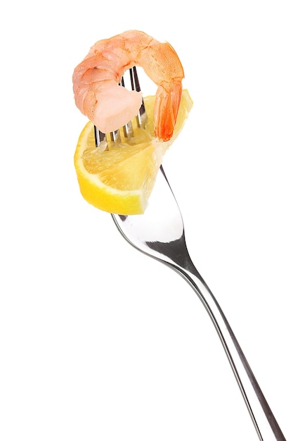 Camarones en un tenedor aislado en blanco