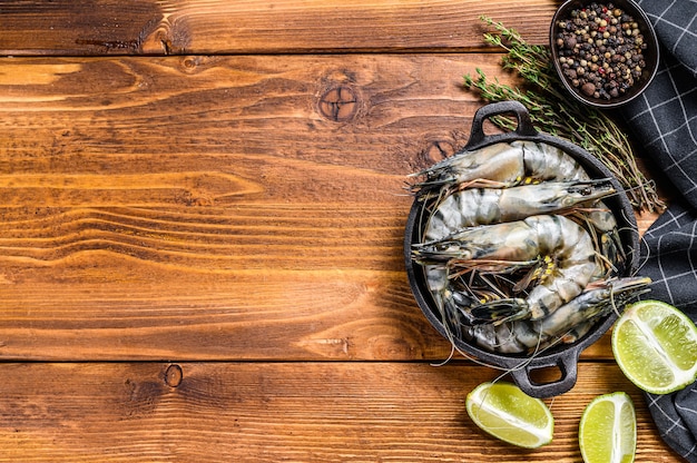 Camarones tigre frescos, gambas con especias y hierbas en una sartén