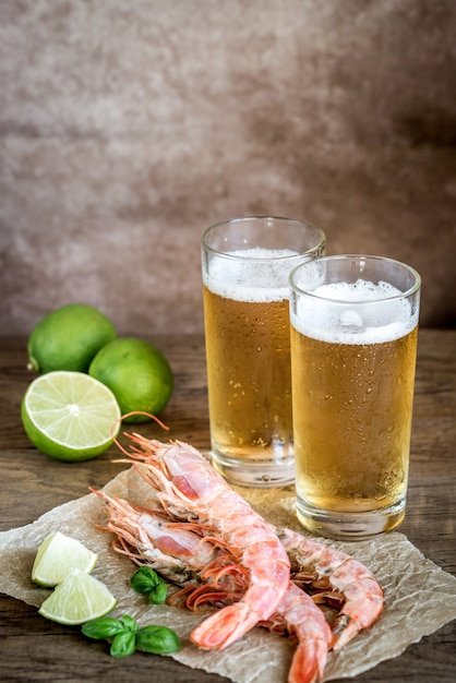 Camarones con vasos de cerveza