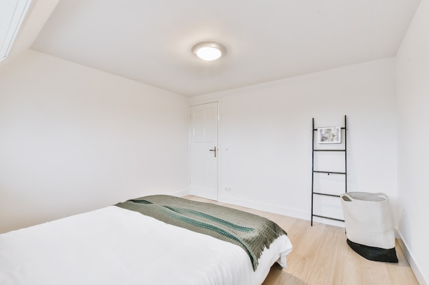 Camas cómodas ubicadas en dormitorio luminoso en apartamento luminoso