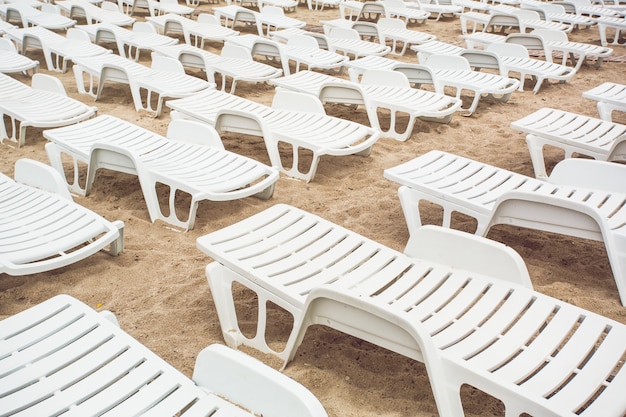 Camas de cavalete vazias na praia