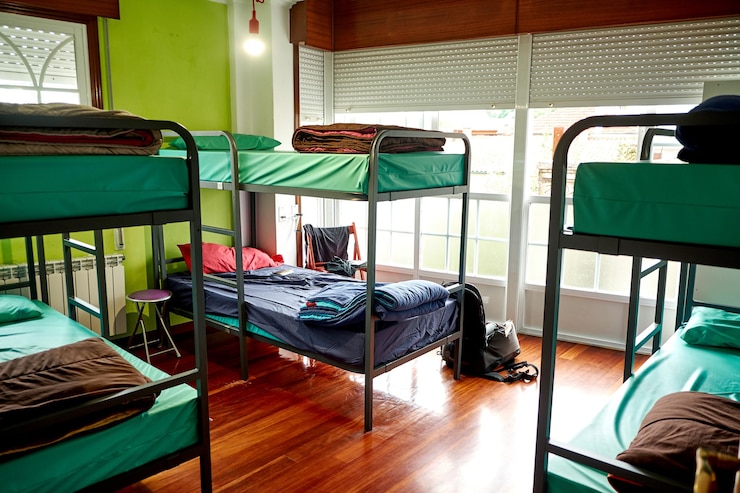 Foto camas junto a la ventana de la habitación
