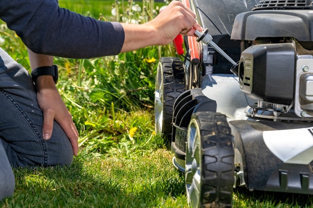 cambiar y comprobar el aceite en el motor cortacésped