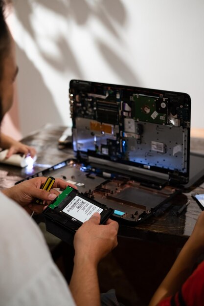 Foto cambiar el disco duro con cd rom dentro de la computadora portátil en casa