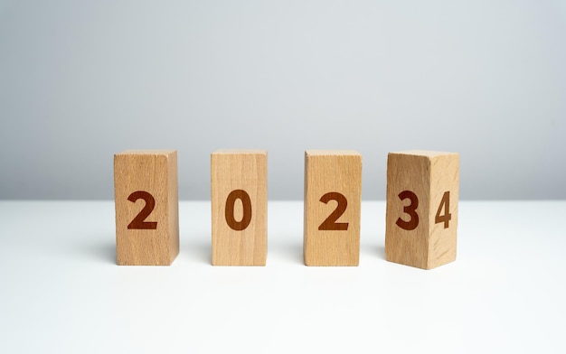 Cambio de 2023 a 2024 Adoptar nuevas tendencias Hacer pronósticos y establecer nuevos planes para el próximo año Reflexionar sobre logros y experiencias pasadas mientras se buscan oportunidades