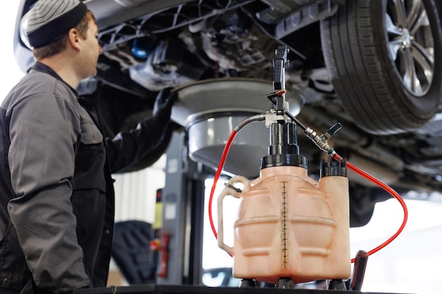 Cambio de aceite de motor en el servicio de automóviles