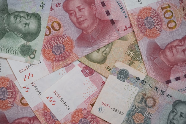 Câmbio e investimentos da China, vista superior da coleção de notas de Yuan chinês.
