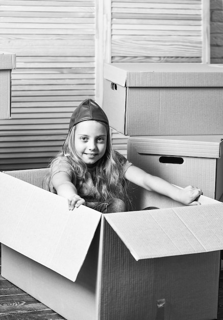 El cambio está en el aire Cajas de cartón mudándose a una nueva casa niña feliz con juguete reparación de habitación nuevo apartamento compra de nueva vivienda niño feliz caja de cartón