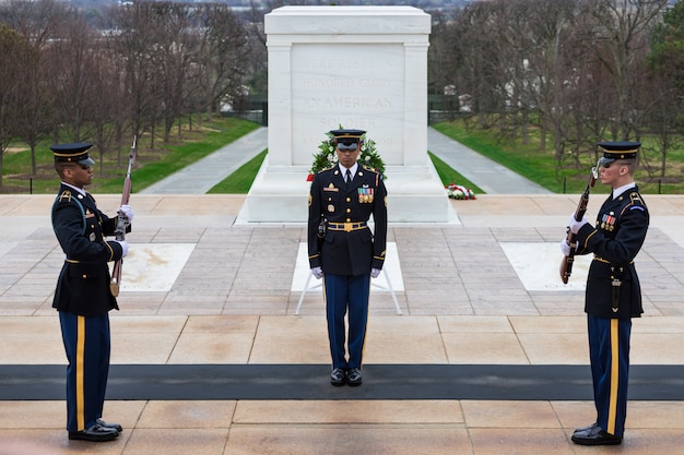 Cambio de guardia en la tumba de los desconocidos, el cementerio nacional de Arlington, Washington DC, EE. UU.