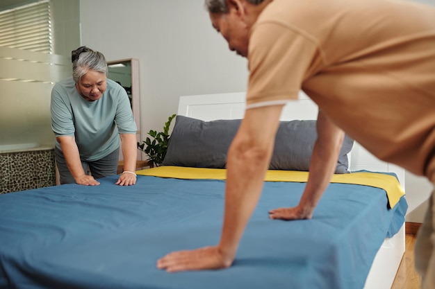 Cambio de sábanas de pareja senior