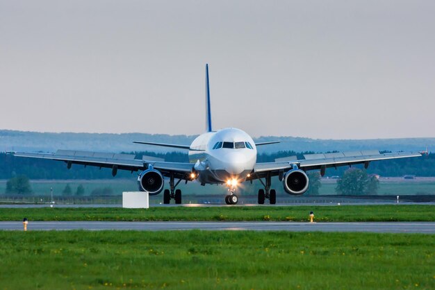 Cambio de sentido de un avión de pasajeros en la pista. Vista frontal