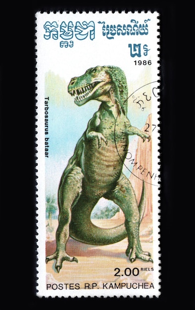 Camboja, por volta de 1986, selo postal cambojano dedicado ao dinossauro Tarbosaurus retratado em selo postal, animal antigo viveu na Terra há milhões de anos, isolado em um dinossauro tiranossaurídeo preto
