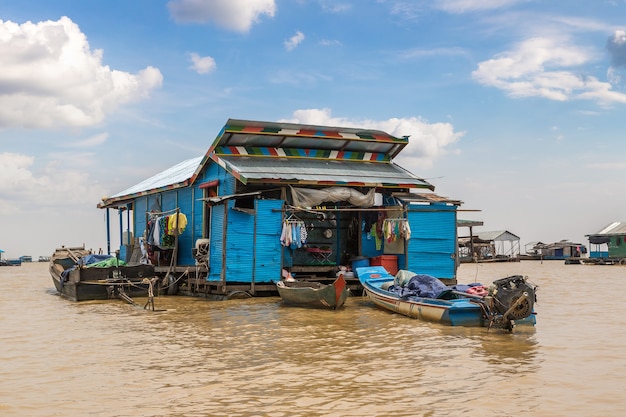 Camboja, vila flutuante de Chong Khneas perto de Siem Reap