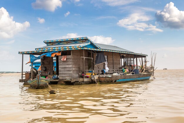 Camboya, aldea flotante de Chong Khneas cerca de Siem Reap