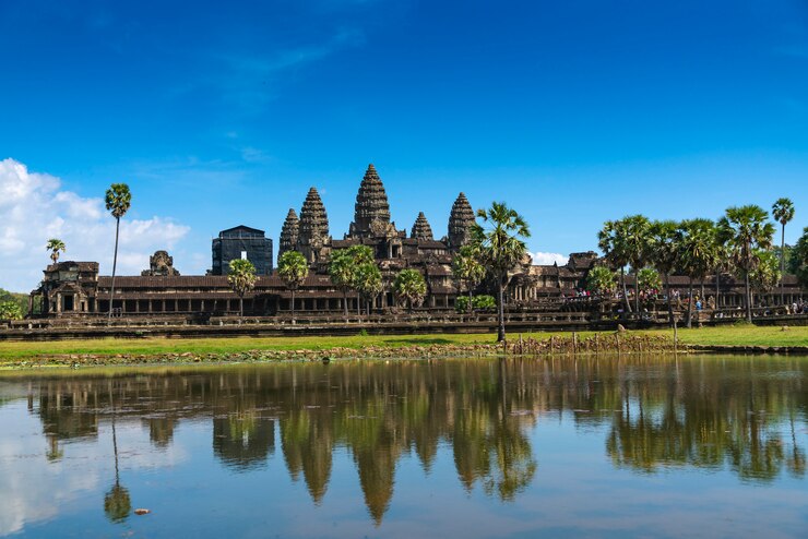Camboya, el antiguo templo de angkor wat. Vista de la entrada principal.