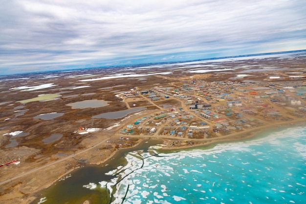 Cambridge Bay, vista aérea na primavera