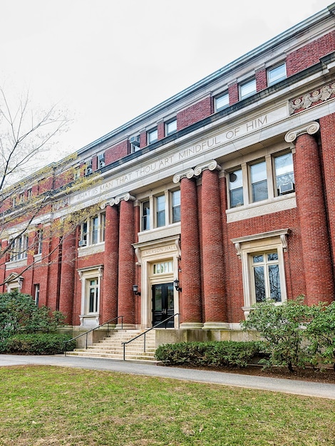 Foto cambridge, estados unidos - 29 de abril de 2015: emerson hall en harvard yard de la universidad de harvard en cambridge, massachusetts, ma, estados unidos. se utiliza como aula y edificio departamental.