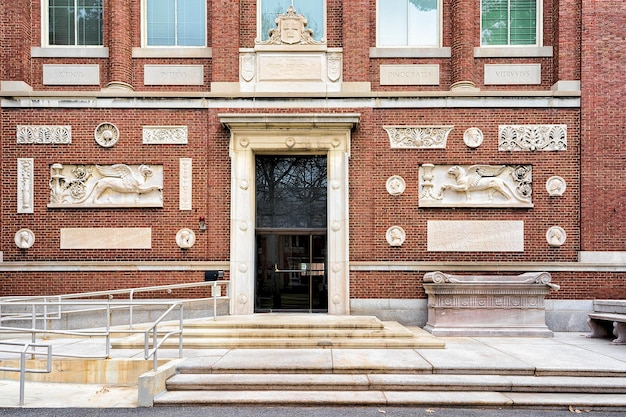 Cambridge, Estados Unidos - 29 de abril de 2015: Entrada al edificio de la Universidad de Harvard en Harvard Yard en Cambridge, Massachusetts, MA, Estados Unidos. Es una de las instituciones de aprendizaje más prestigiosas del mundo.