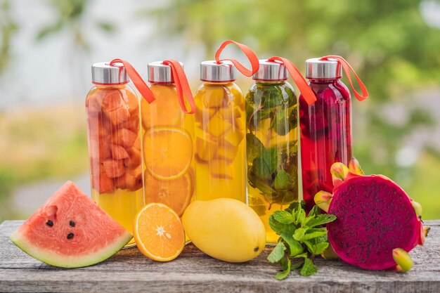 Cambucha con varias frutas dispuestas en forma de arco iris Té de kombucha crudo fermentado casero con diferentes sabores Bebida saludable natural con sabor probiótico LGBT