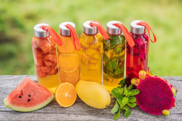 Cambucha con varias frutas dispuestas en forma de arco iris Té de kombucha crudo fermentado casero con diferentes sabores Bebida saludable natural con sabor probiótico LGBT