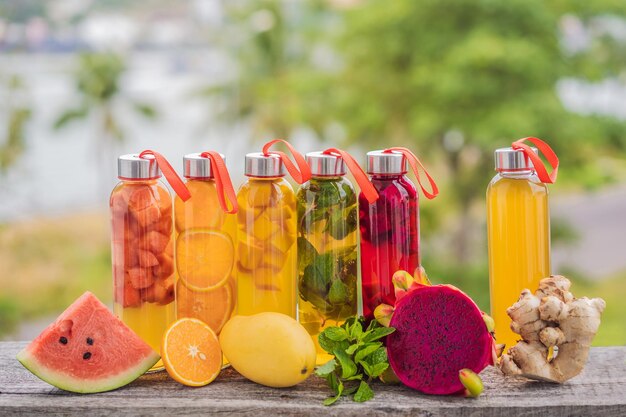 Cambucha con varias frutas dispuestas en forma de arco iris Té de kombucha crudo fermentado casero con diferentes sabores Bebida saludable natural con sabor probiótico LGBT