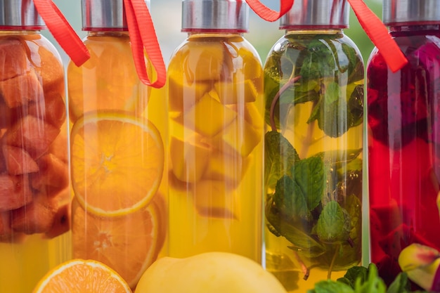 Cambucha con varias frutas dispuestas en forma de arco iris Té de kombucha crudo fermentado casero con diferentes sabores Bebida saludable natural con sabor probiótico LGBT