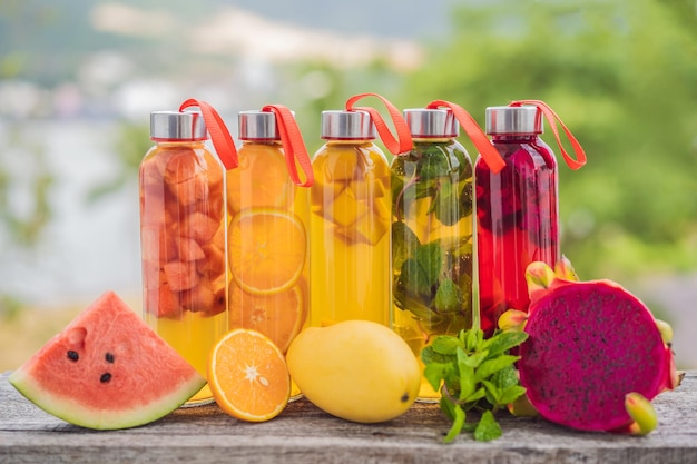 Cambucha con varias frutas dispuestas en forma de arco iris Té de kombucha crudo fermentado casero con diferentes sabores Bebida saludable natural con sabor probiótico LGBT
