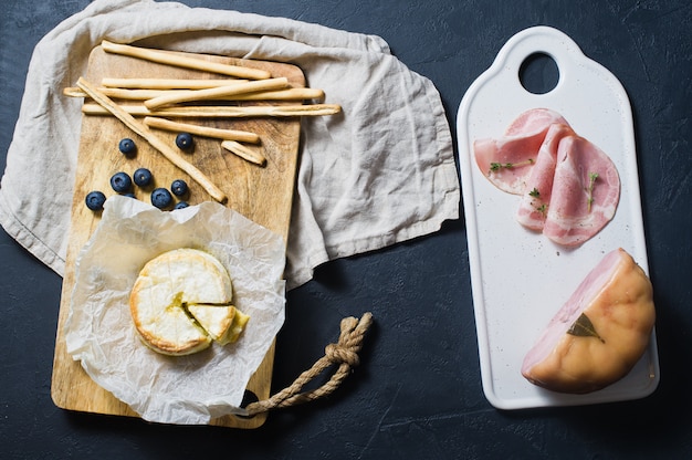 Camembert al horno con arándanos y jamón.