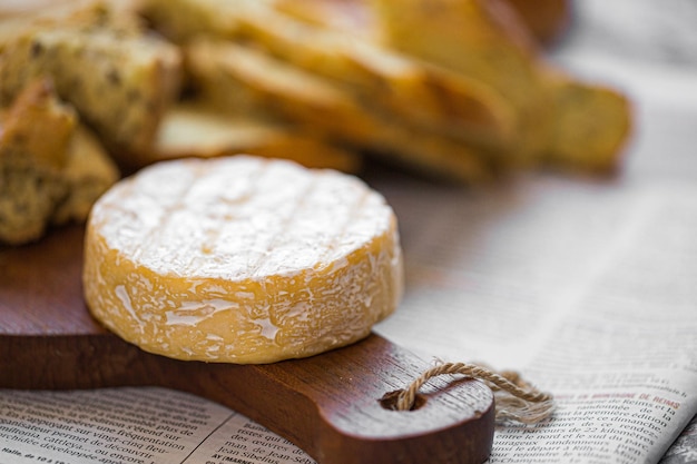 Camembert an Bord. Käse für die Werbung. Für ein großes Brett. Bree aus dem Ofen. Käse eingebacken