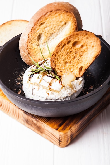 Camembert assado com ervas e temperos na panela