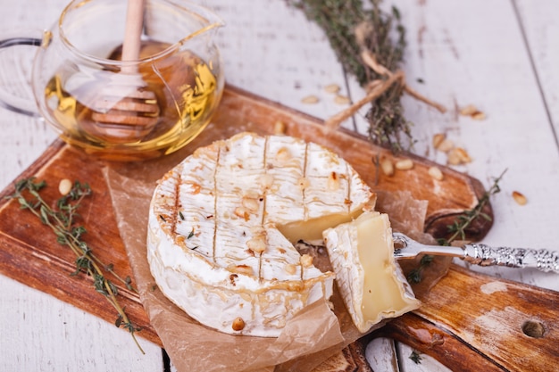 Camembert assado com mel, pinhões e tomilho