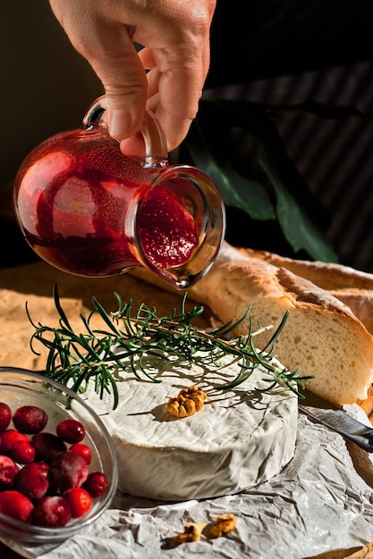 Foto camembert auf pergamentpapier