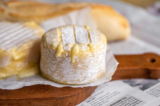 Camembert a bordo. Queso para publicidad. Un trozo de queso azul. Bree del horno.Queso al horno