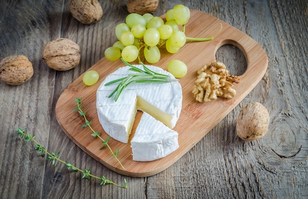 Camembert com nozes e uva