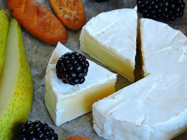 Camembert com pêra e frutas