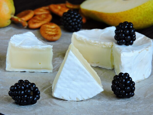 Camembert com pêra e frutas