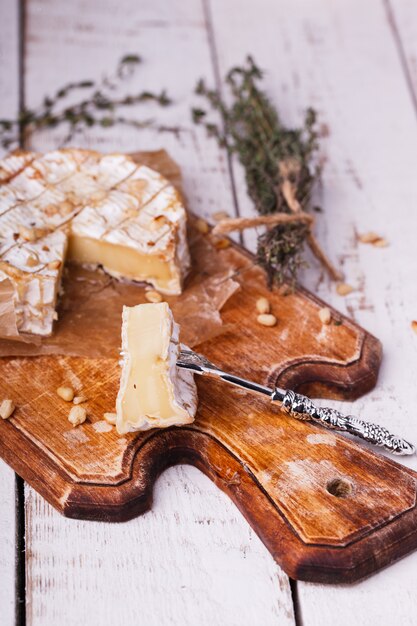 Camembert cozido. Folk em festas de verão.