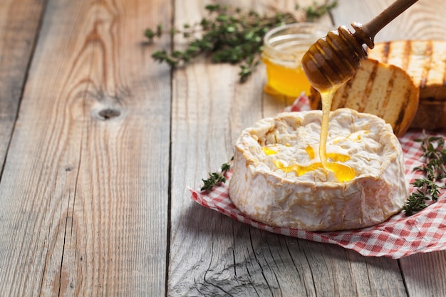 Camembert da França com tomilho.