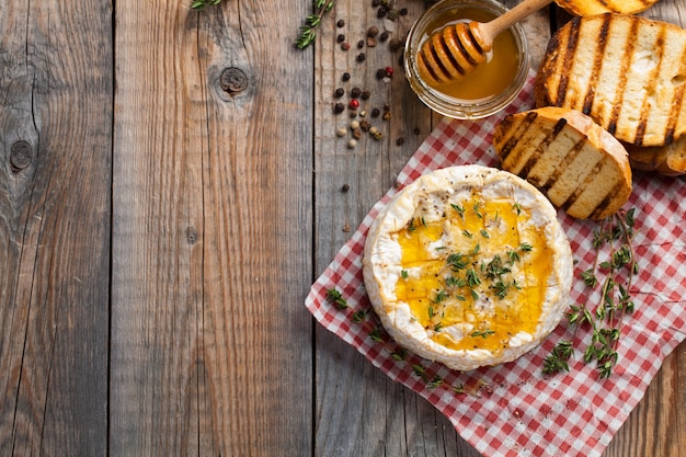 Camembert da frança com tomilho.