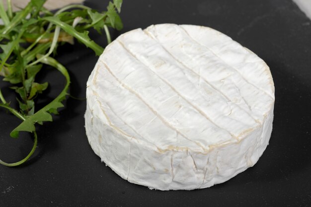 Camembert da normandia em uma ardósia