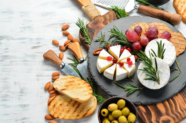 Camembert-Käse Brie-Käse mit Preiselbeeren und Snacks Rustikaler Stil Freier Kopierraum