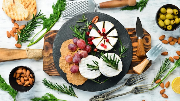 Camembert-Käse Brie-Käse mit Preiselbeeren und Snacks Rustikaler Stil Freier Kopierraum