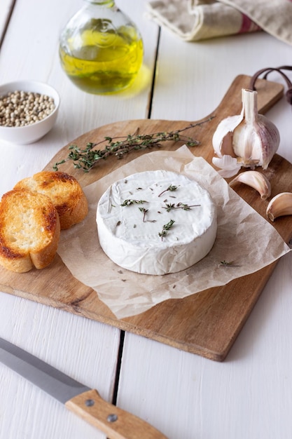 Camembert-Käse mit Knoblauch-Thymian und geröstetem Brot Französische Küche