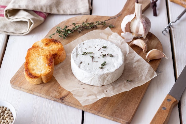 Camembert-Käse mit Knoblauch-Thymian und geröstetem Brot Französische Küche