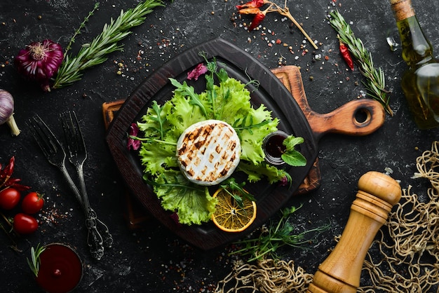 Camembert-Käse wird gegrillt Ansicht von oben Freier Kopierplatz