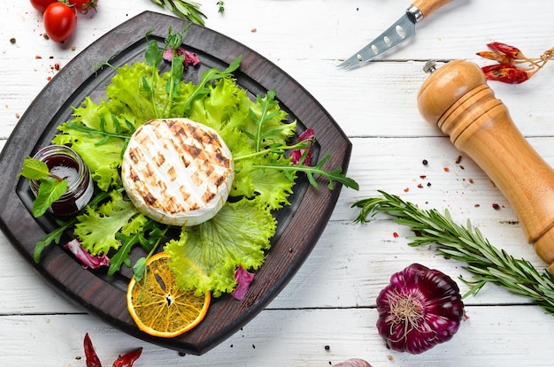 Camembert-Käse wird gegrillt Ansicht von oben Freier Kopierplatz