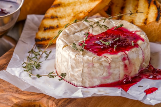 Camembert con mermelada de bayas y pan tostado